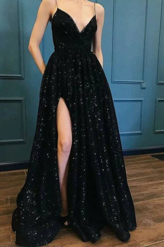 Langes Abendkleid mit Spaghettiträgern und Pailletten und Schlitz